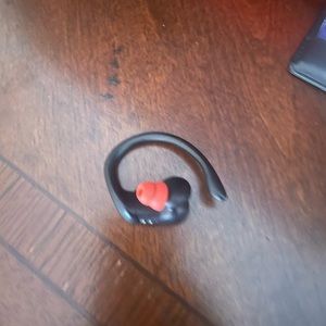 Beats pro right side only